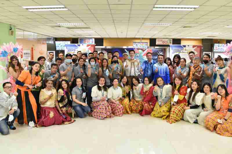 友達推動「安心、、、、創新、、用心、、同心、、、盡心」五星職旅，，為菲籍員工打造全方位照護，，首度贏得「人權實踐與發展領袖獎」殊榮