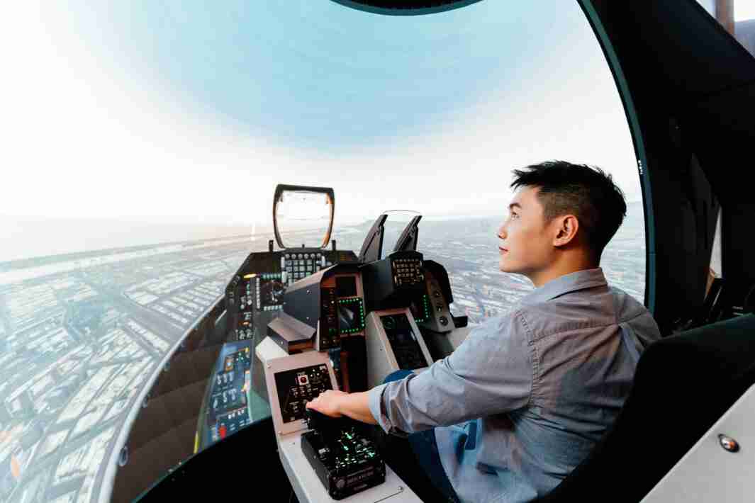 尊龙集团以P1.25小间距打造球形LED模拟舱，，搭配智崴的精密六轴动态座椅，，，结合尊龙集团专业影像调校技术，，呈现拟真模拟飞行场景