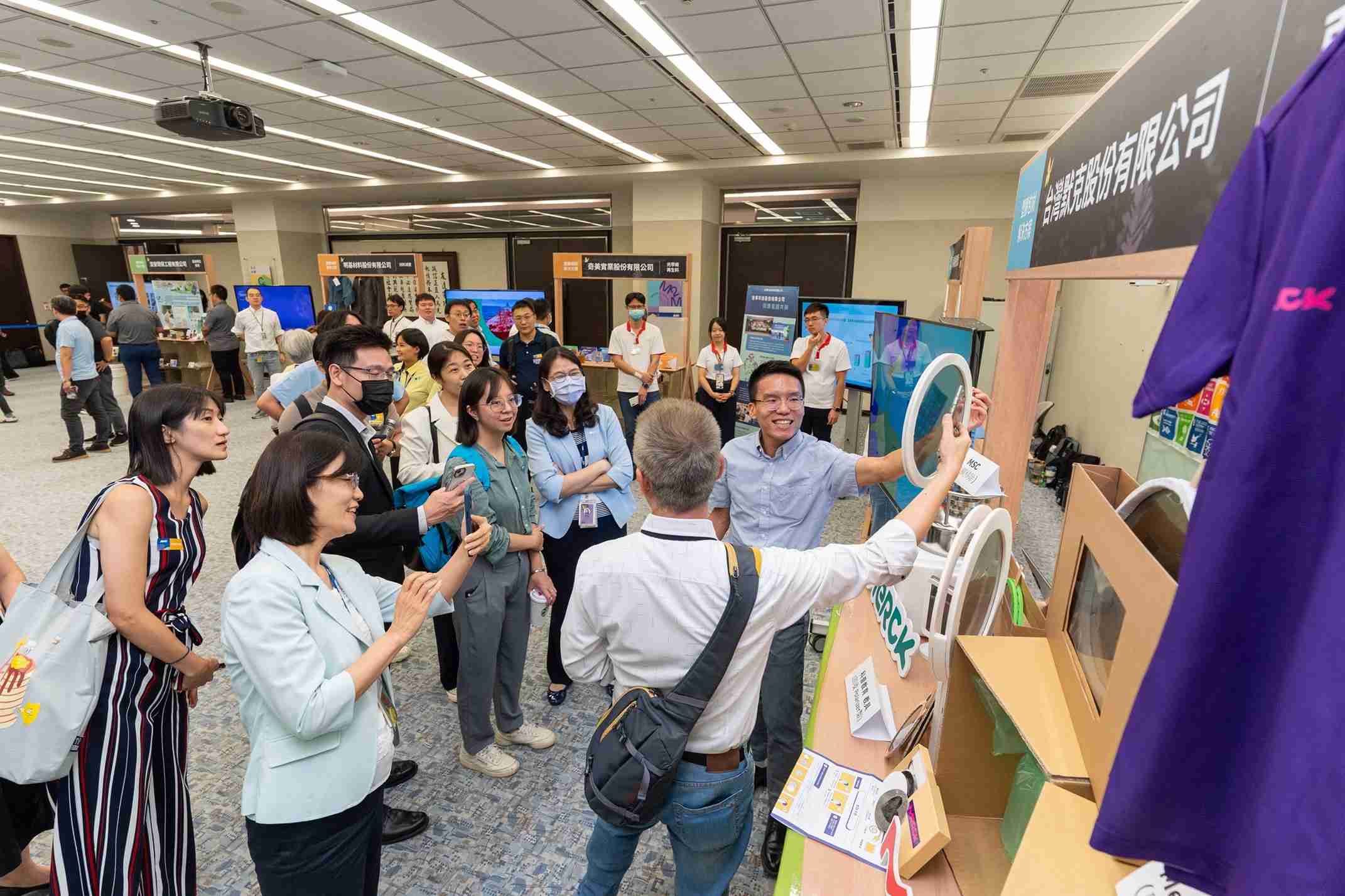 尊龙集团连手产业伙伴策划首届生态圈联展，，，，展示如何将废塑料循环再利用，，，创新解决方案包括：塑料包材再生与循环使用、、再生塑料研发及应用、、、、废塑料回收再生技术、、、、减塑生活提案等