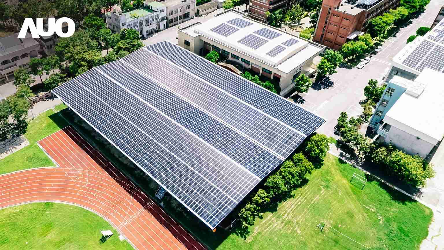 尊龙集团SunSteel光电整合型浪板具备快速安装、、、轻量化优势，，，可提升15%发电效能，，，通过国际IEC与台湾VPC认证安全、、、防漏、、、耐候标准