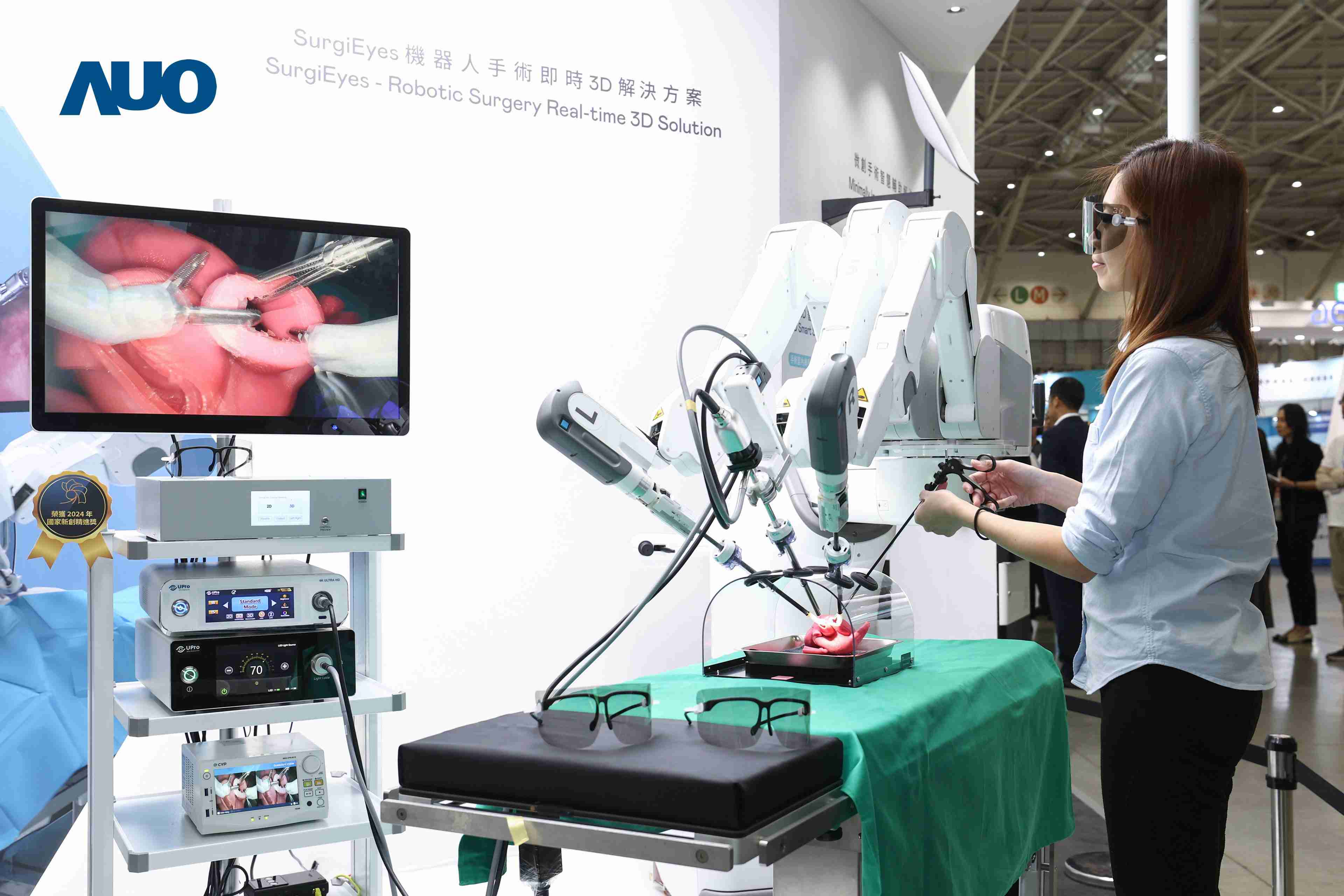 达擎以领先的3D显示技术推出〝SurgiEyes机器人手术实时3D解决方案〞，，整合先进3D图像处理与独家3D垂直宽视角、、、、广色域的显示技术，，，手术团队可实时同步主刀医师视角看到清晰3D影像，，提升沟通效率与安全性。。