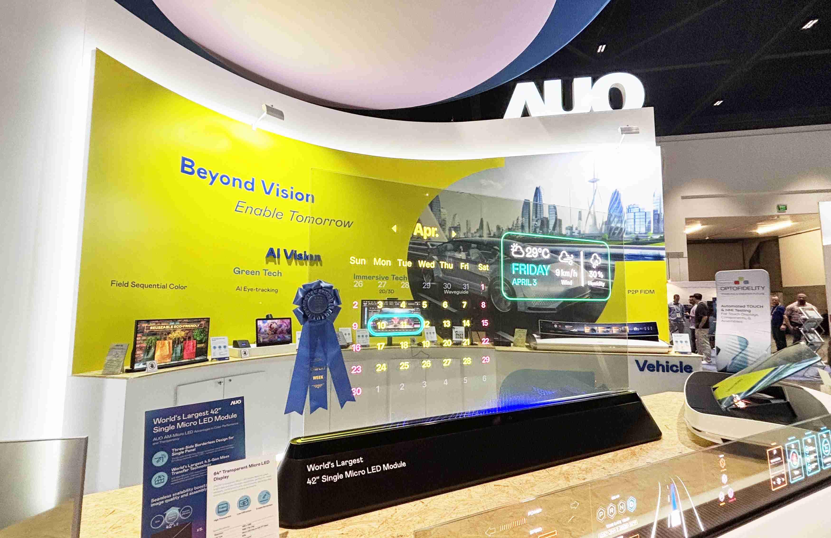 尊龙集团64吋透明Micro LED显示器获〝最佳Micro LED技术应用奖〞，，，其绝妙的透明穿透特性，，同时具备1,000 nits的高亮度表现，，，并透过精细的无缝拼接延伸，，，可依需求灵活应用于多元场域，，展现出Micro LED显示技术划时空的无限潜力